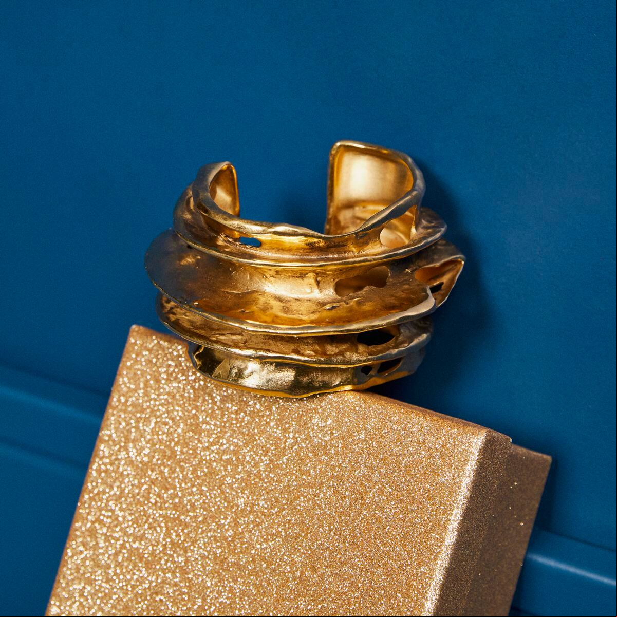 Pulsera en latón de oro de Saint Laurent por Anthony Vaccarello